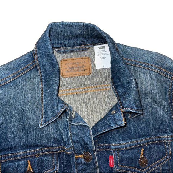 Levi’s Jeans “The Trucker Jacket” size Large✨ - Picture 7 of 13